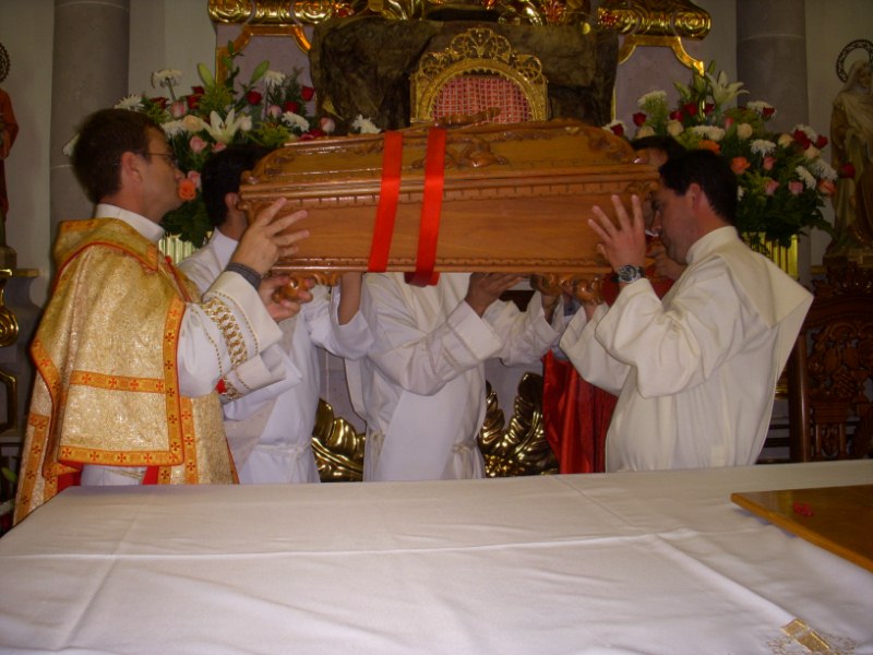 Los restos de Santo Toribio Romo en su urna, bajo el altar del Santuario