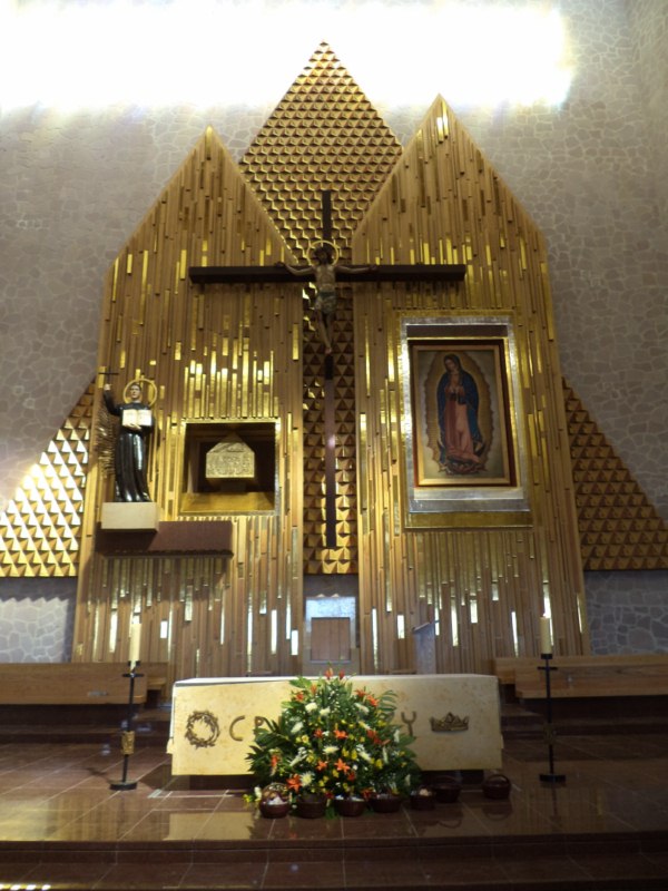 Foto de Santo Toribio en el altar del Santuario donde se veneran sus restos